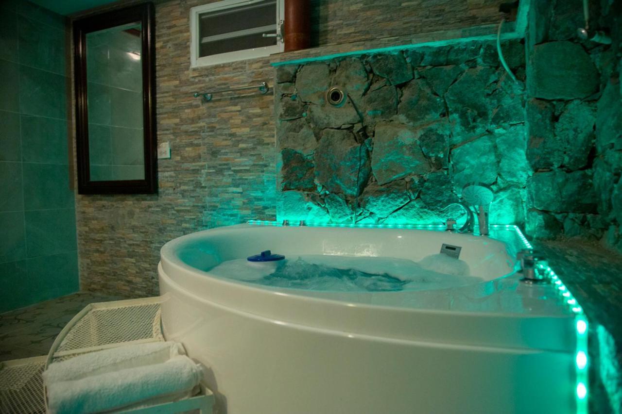 LExtase Hotel Delmas, Haiti